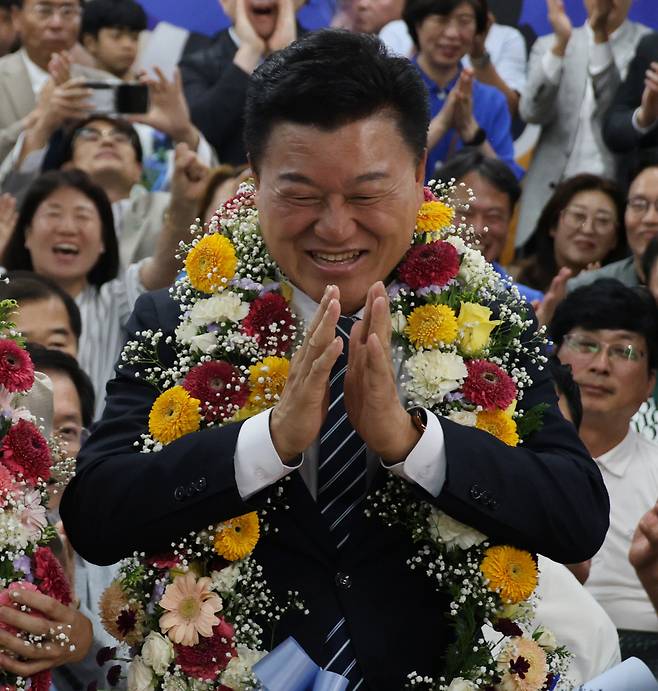 신용한 충북지사 후보가 3일 선거사무소에서 당선 세레머니를 하고 있다. 연합뉴스
