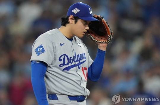 피치컴으로 포수의 사인을 듣는 오타니. / 사진=연합뉴스