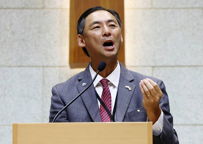 (모스탄 미국 리버티대 교수(전 미국 국무부 국제사법 대사)가 지난해 7월17일 오후 서울 은평구 은평제일교회에서 열린 모스탄 전 대사 초청 간증 집회에서 설교하고 있다./사진=뉴스1