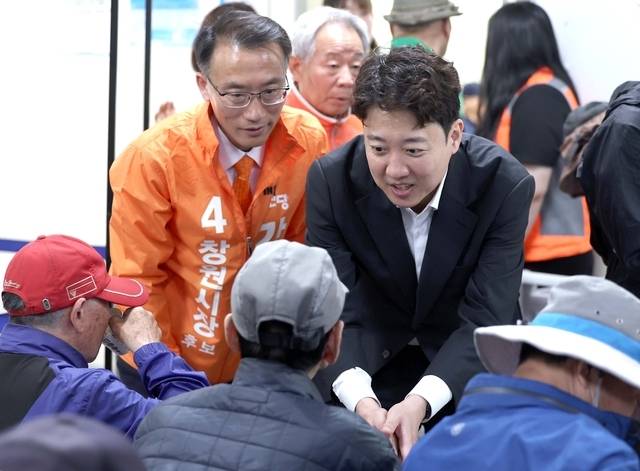 개혁신당 이준석 대표가 8일 오전 경남 창원시 마산합포구 마산합포노인종합복지관을 찾아 같은 당 강명상 창원시장 후보와 함께 인사하고 있다. 연합뉴스