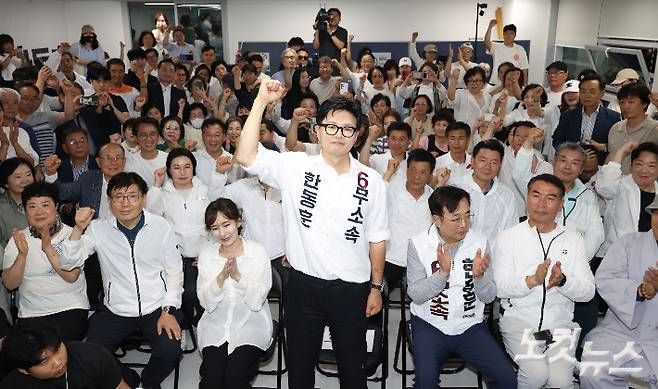 부산 북갑 국회의원 보궐선거 무소속 한동훈 후보가 4일 부산 북구 선거사무소에서 당선이 확실시되자 기뻐하고 있다. 부산=류영주 기자