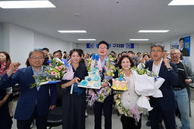 더불어민주당 구자열 후보가 6.3지방선거 개표 결과 당선을 확정 지은 뒤 가족, 지지자들과 환호하고 있다. 구자열 당선인 제공
