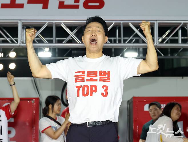 지난 2일 국민의힘 오세훈 서울시장 후보가 서울 서대문구 신촌역 스타광장에서 열린 파이널 유세에서 지지를 호소하고 있다. 황진환 기자