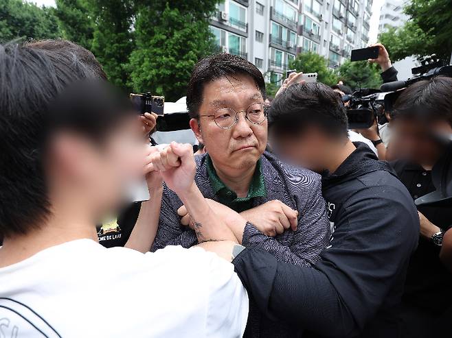 김범진 서울시선관위 사무처장이 4일 서울 송파구 잠실7동 제2투표소로 들어가려다 투표함 반출을 막는 시민들의 제지를 받고 있다. 연합뉴스