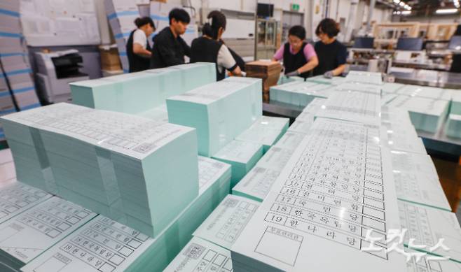한 인쇄소에서 제9회 전국동시지방선거 투표용지가 제작되고 있는 모습. 류영주 기자