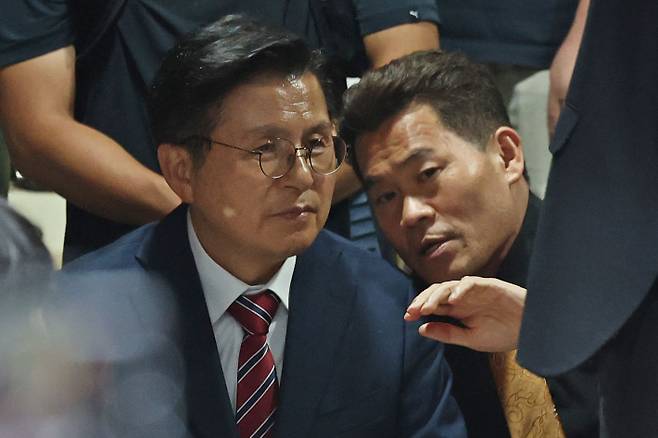 잠실7동 투표소 찾은 자유와혁신 황교안 대표와 한국사 강사 출신 유튜버 전한길씨. 연합뉴스