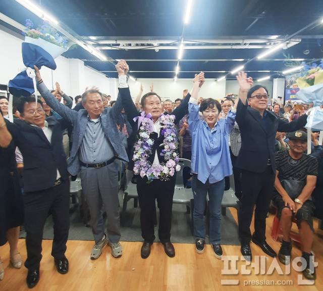 ▲김태성 신안군수 후보가 당선이 확정되자 지지자들과 손을 들어 올리고 있다. 2026. 06. 04 ⓒ김태성 당선인 측