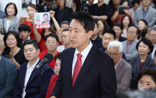 6.3지방선거에서 서울시장에 당선된 국민의힘 오세훈 후보가 4일 서울 종로구 선거사무소에서 당선소감을 말하고 있다.