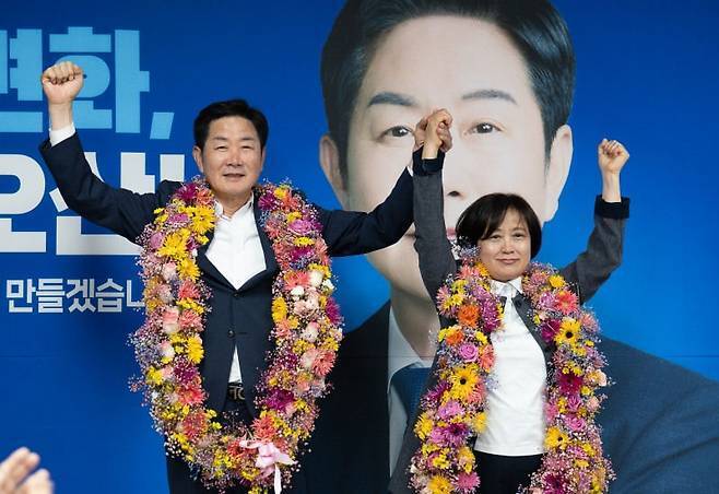 조용호 오산시장 당선인(왼쪽)이 당선이 확정된 뒤 두 손을 들어 승리를 자축하고 있다. 조용호 캠프 제공