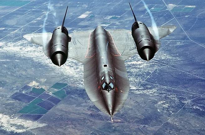미 공군의 SR-71 ‘블랙버드’ 전략정찰기가 비행하고 있다. SR-71은 마하 3 이상의 속도와 고고도 비행 능력으로 냉전 시기 대표적인 초음속 정찰기로 운용됐다. 미 공군 제공