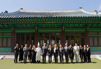 서울신라호텔과 LHW 주요 관계자들이 서울신라호텔 영빈관에서 기념 촬영을 하고 있다. 왼쪽 여섯 번째부터 윤준식 서울신라호텔 총주방장, 크리스 워커 LHW 최고상업책임자(CCO), 성윤기 서울신라호텔 총지배인, 섀넌 냅 LHW 최고경영자(CEO). 사진 제공=서울신라호텔