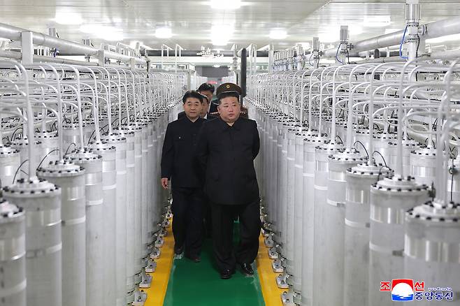 김정은 북한 국무위원장이 지난 3일 최성남 군수공업부 부부장과 함께 새로 가동한 핵물질 생산공장에서 원심분리기 사이로 생산공장을 둘러보고 있다. 연합뉴스