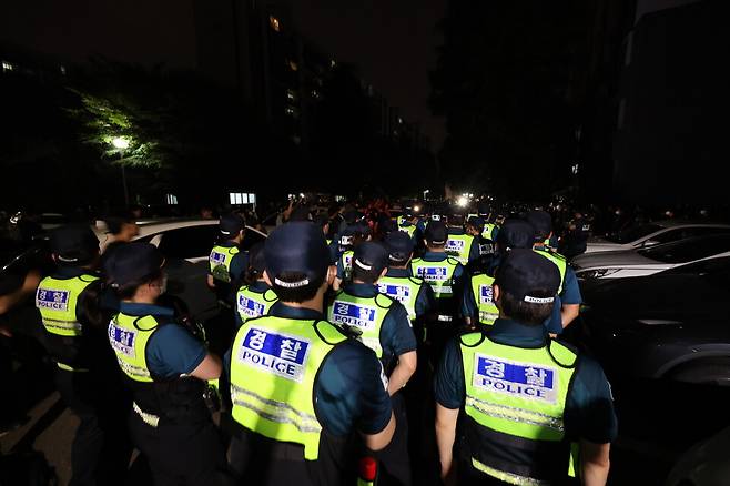 4일 새벽, 제9회 전국동시지방선거 및 국회의원 재·보궐선거 투표용지 부족으로 투표 시간이 오후 10시까지 연장됐던 서울 송파구 잠실7동 제2투표소에 경찰기동대가 배치되고 있다. ⓒ연합뉴스
