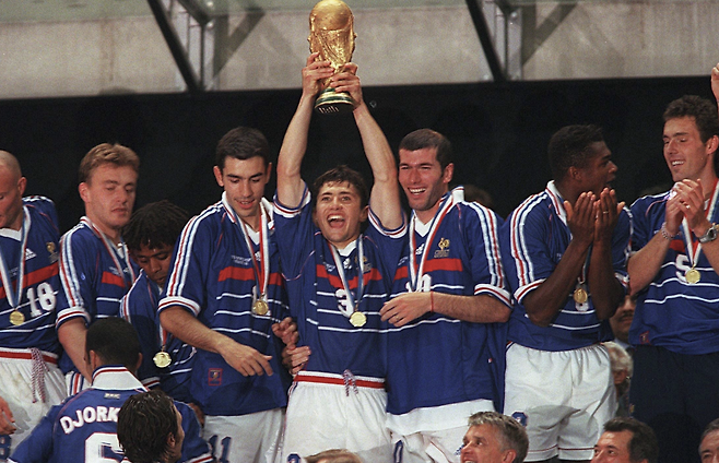 1998년 7월 12일 프랑스 생드니의 스타드 드 프랑스에서 열린 1998 FIFA 프랑스 월드컵 결승전에서 브라질을 3-0으로 꺾고 우승한 뒤 월드컵 트로피를 들어 올리고 있는 프랑스 수비수 비상트 리자라쥐. 프랑스는 자국에서 열린 대회에서 사상 첫 월드컵 우승컵을 들었다. 게티이미지
