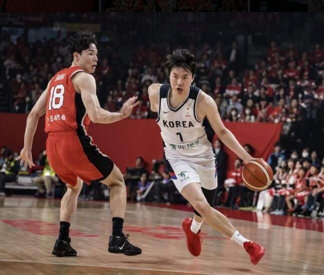 농구대표팀 이현중이 지난 3월 농구월드컵 아시아예선 일본전에서 드리블 돌파하고 있다. FIBA 제공