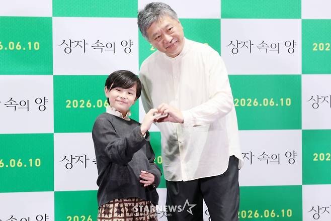 배우 쿠와키 리무, 영화 감독 고레에다 히로카즈가 4일 오후 서울 강남구 메가박스 코엑스에서 열린 영화 '상자 속의 양'(감독 고레에다 히로카즈) 내한 기자간담회에 참석해 포즈를 취하고 있다. /2026.06.04 /사진=김휘선 hwijpg@