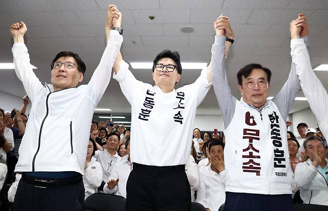 한동훈 당선인이 6월 4일 새벽 부산 북구 선거사무소에서 당선이 확정되자 감사인사를 하고 있다. 뉴스1