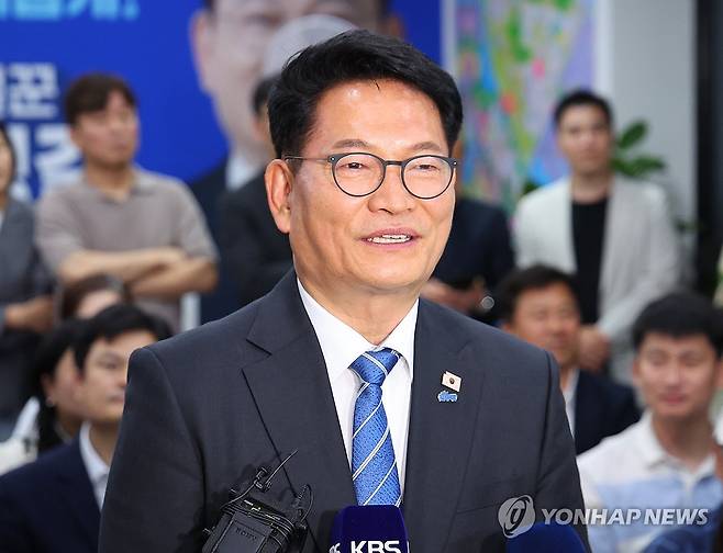 소감 밝히는 송영길 후보 (인천=연합뉴스) 임순석 기자 = 더불어민주당 송영길 인천 연수갑 국회의원 보궐선거 후보가 4일 인천 연수구 선거사무소에서 당선이 유력하자 소감을 밝히고 있다. 2026.6.4 soonseok02@yna.co.kr