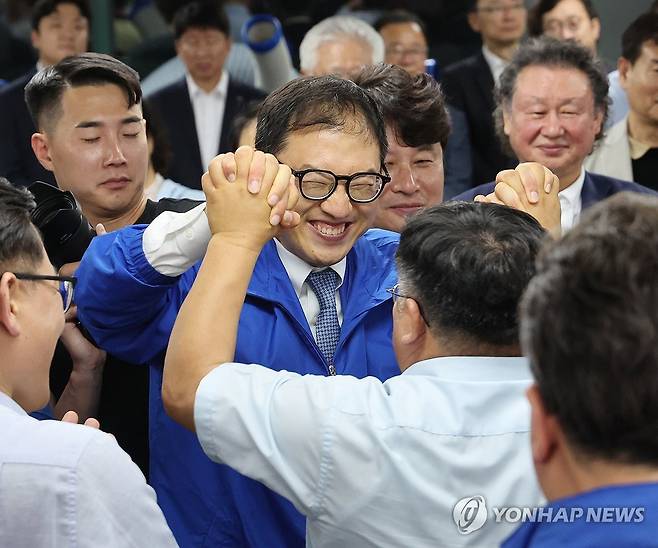 지지자와 기뻐하는 김상욱 후보 (울산=연합뉴스) 김용태 기자 = 더불어민주당 김상욱 울산시장 후보가 3일 울산 남구 자신의 선거사무소에서 당선이 확실시되자 지지자와 기뻐하고 있다. 2026.6.4 yongtae@yna.co.kr