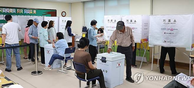 투표하는 유권자들 (인천=연합뉴스) 임순석 기자 = 제9회 전국동시지방선거일인 3일 인천 연수구 선학초등학교에 마련된 선학동 제2투표소에서 유권자들이 투표하고 있다. 2026.6.3 soonseok02@yna.co.kr