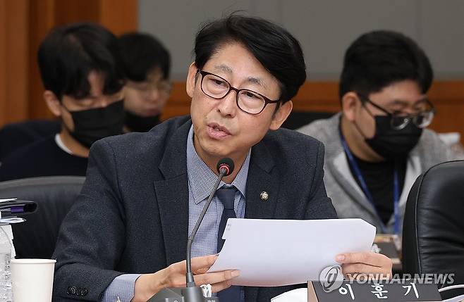 질의하는 이훈기 의원 (대전=연합뉴스) 강수환 기자 = 24일 대전 한국전자통신연구원(ETRI)에서 열린 과학기술정보방송통신위원회 국정감사에서 더불어민주당 이훈기 의원이 질의하고 있다. 2025.10.24 swan@yna.co.kr