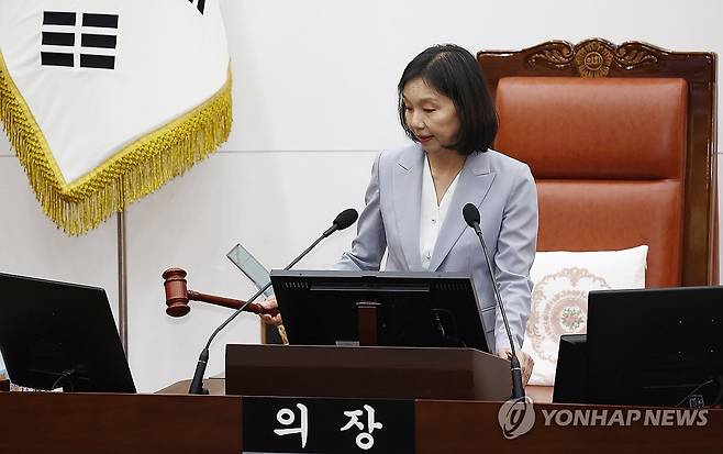 의사봉 두드리는 최호정 서울시의회 의장 (서울=연합뉴스) 김성민 기자 = 최호정 서울시의회 의장이 27일 서울 중구 서울시의회에서 열린 제322회 시의회 임시회 개회식에서 의사봉을 두드리고 있다. 2025.8.27 ksm7976@yna.co.kr
