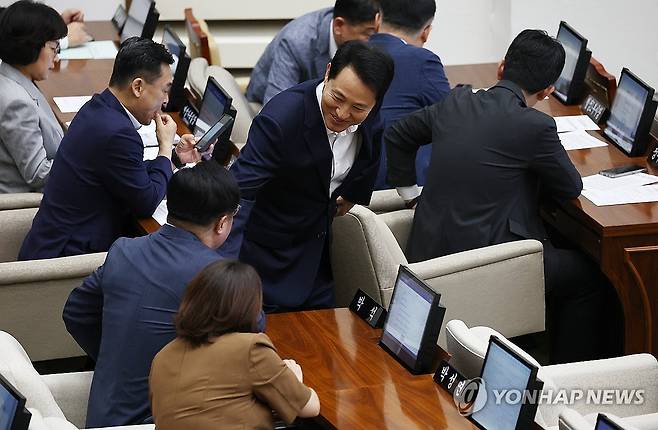 시의회 들어서는 오세훈 서울시장 (서울=연합뉴스) 김성민 기자 = 오세훈 서울시장이 27일 서울 중구 서울시의회에서 열린 제322회 시의회 임시회 개회식에 참석하고 있다. 2025.8.27 ksm7976@yna.co.kr