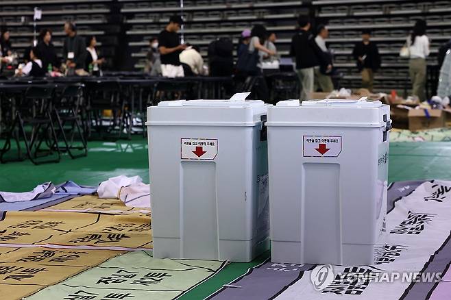 개함 안된 잠실7동 제1투표소 투표함 (서울=연합뉴스) 윤동진 기자 = 6·3지방선거일이 하루 지난 4일 서울 올림픽공원 핸드볼경기장에 마련된 송파구 개표소에 개함이 안된 잠실7동 제1투표소 투표함이 놓여 있다. 2026.6.4 mon@yna.co.kr