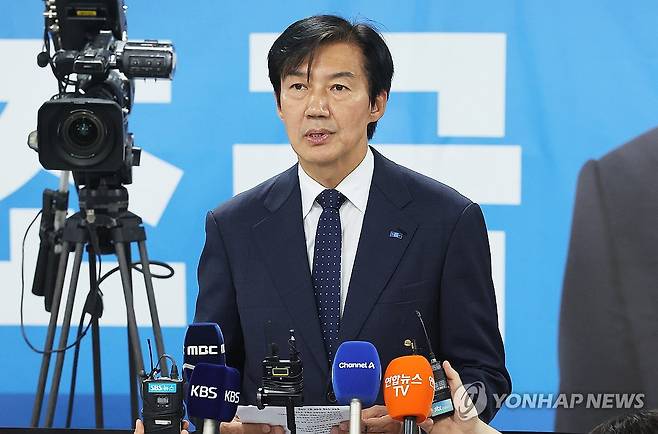 선거 패배 인정하는 조국 (평택=연합뉴스) 홍기원 기자 = 경기 평택을 국회의원 재선거에 출마한 조국혁신당 조국 후보가 4일 경기도 평택시 선거사무소에서 선거 패배를 인정하고 있다. 2026.6.4 xanadu@yna.co.kr