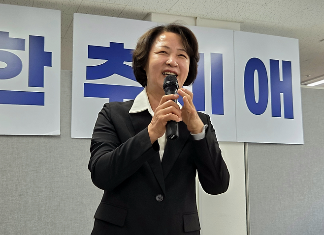 ▲ 추미애 경기도지사 당선인이 5일 오전 수원시 팔달구 인계동 선거사무소에서 열린 선대위 해단식에서 인사말을 하고 있다./박다예 기자 pdyes@incheonilbo.com