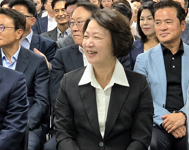 ▲ 추미애 경기도지사 당선인이 5일 오전 수원시 팔달구 인계동 선거사무소에서 열린 선대위 해단식에서 참석자들의 발언을 들으며 환하게 웃고 있다./박다예 기자 pdyes@incheonilbo.com
