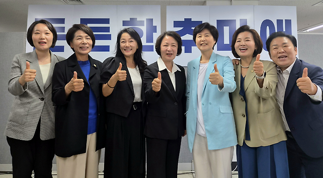 ▲ 추미애(가운데) 경기도지사 당선인이 5일 오전 수원시 팔달구 인계동 선거사무소에서 열린 선대위 해단식에서 경기도 여성 국회의원들과 기념촬영을 하며 엄지를 들어 보이고 있다./박다예 기자 pdyes@incheonilbo.com