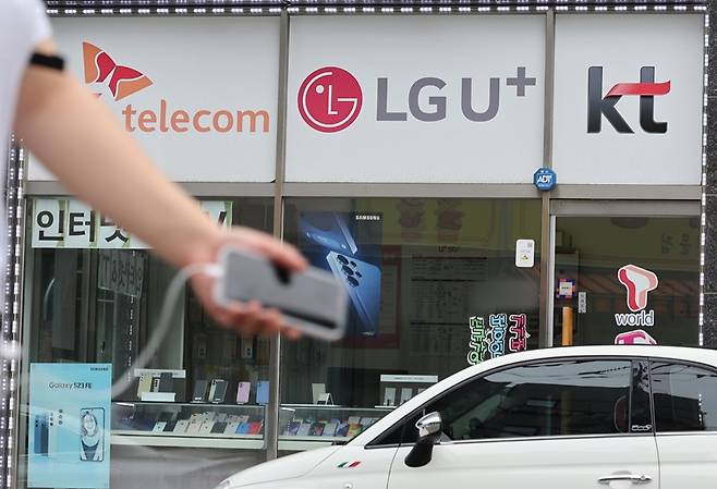 5일 KT가 오는 7월 1일 기존 105종의 5G·LTE 요금제 신규 가입을 중단하고 통합요금제를 출시한다고 밝혔다. / 뉴시스