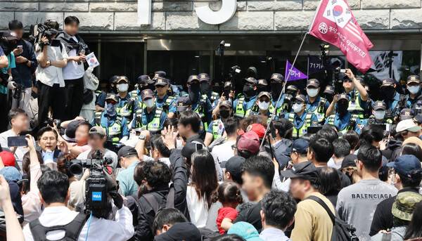2박3일 봉쇄 사태가 발생한 서울 송파구 잠실7동 제2투표소에 대한 개표가 진행 중인 가운데, 부정선거를 주장하는 시위대가 5일 개표소인 올림픽공원 핸드볼경기장 앞에서 개표 중단을 요구하고 있다. 2026.6.5 연합뉴스