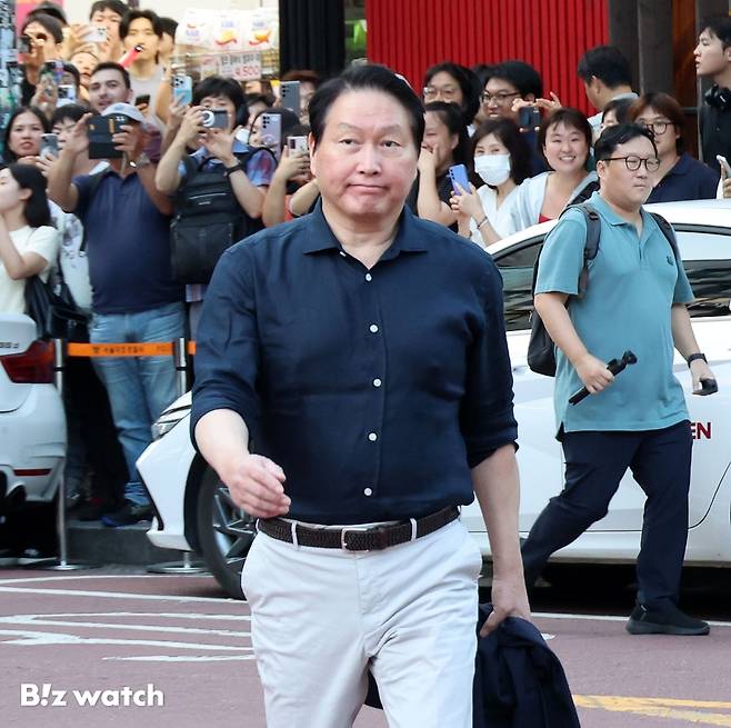 최태원 SK 회장이 5일 오후 서울 서교동의 한 고깃집에서 열린 젠슨 황 엔비디아 최고경영자와의 삼겹살 회동에 참석하고 있다./사진=이명근 기자qwe123@