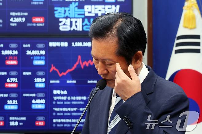 정청래 더불어민주당 대표가 4일 오전 서울 여의도 국회에서 열린 '6·3지방선거 결과' 관련 기자회견에서 모두발언 중 얼굴을 만지고 있다. 2026.6.4 ⓒ 뉴스1 황기선 기자