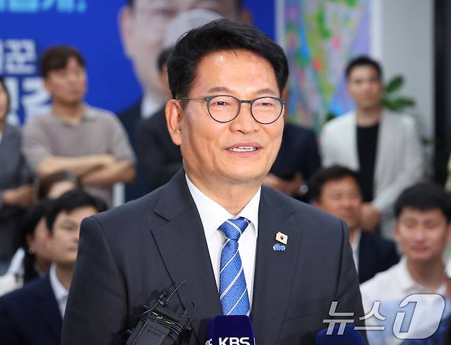 송영길 더불어민주당 인천 연수갑 국회의원 보궐선거 후보가 4일 인천 연수구 선거사무소에서 당선이 확실시 되자 소감을 밝히고 있다. (공동취재) 2026.6.4 ⓒ 뉴스1 이호윤 기자