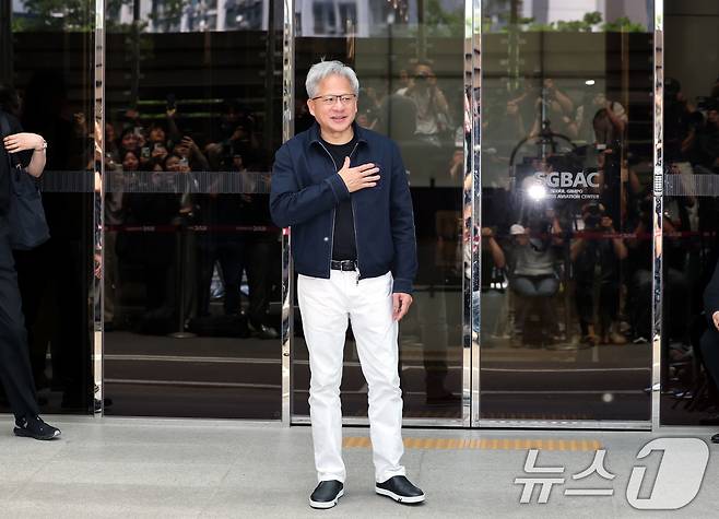 젠슨 황 엔비디아 최고경영자(CEO)가 5일 오후 서울 강서구 서울김포비즈니스항공센터(SGBAC)를 통해 입국하고 있다. 젠슨 황은 이날 국내 주요 기업 총수들과 회동할 예정이다. 2026.6.5 ⓒ 뉴스1 박지혜 기자