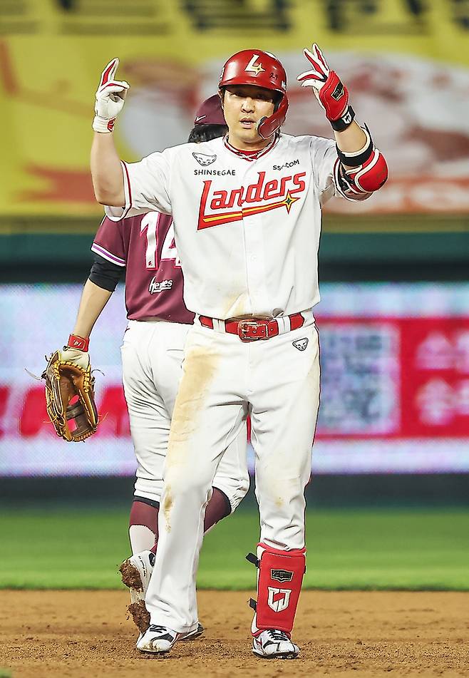 SSG 최정이 4일 인천SSG랜더스필드에서 열린 2026 KBO리그 키움전에서 2루타를 친 뒤 손짓하고 있다. 사진 | SSG 랜더스