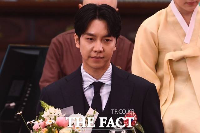 가수 겸 배우 이승기가 13년 만에 개최하는 오는 10월 단독 콘서트로, 티켓 오픈 단 3분 만에 전 회차 매진을 기록하며 뜨거운 화제를 모으고 있다. 사진은 이승기가 지난해 불기2569년 부처님오신날 봉축법요식에 참석해 서울 종로 조계사에서 불자대상을 수상하고 있다. /서예원 기자