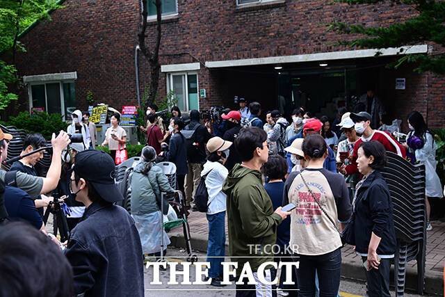 경찰이 잠실7동 제2투표소에 대한 투표함 강제 이송 직후 분주한 모습을 보인 잠실7동 제2투표소. /남윤호 기자