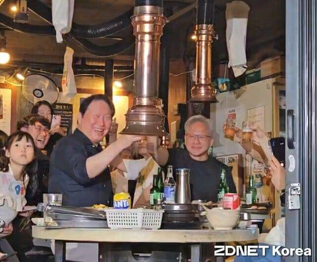 최태원 회장과 젠슨 황 CEO가 건배를 하고 있다 (사진=지디넷코리아)