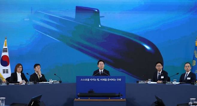 이재명 대통령이 지난달 26일 경남 창원시 진해구에서 열린 제1회 미래국방전략위원회에서 안규백 국방부 장관의 핵추진잠수함 개발 기본계획 보고를 듣고 있다. 연합뉴스