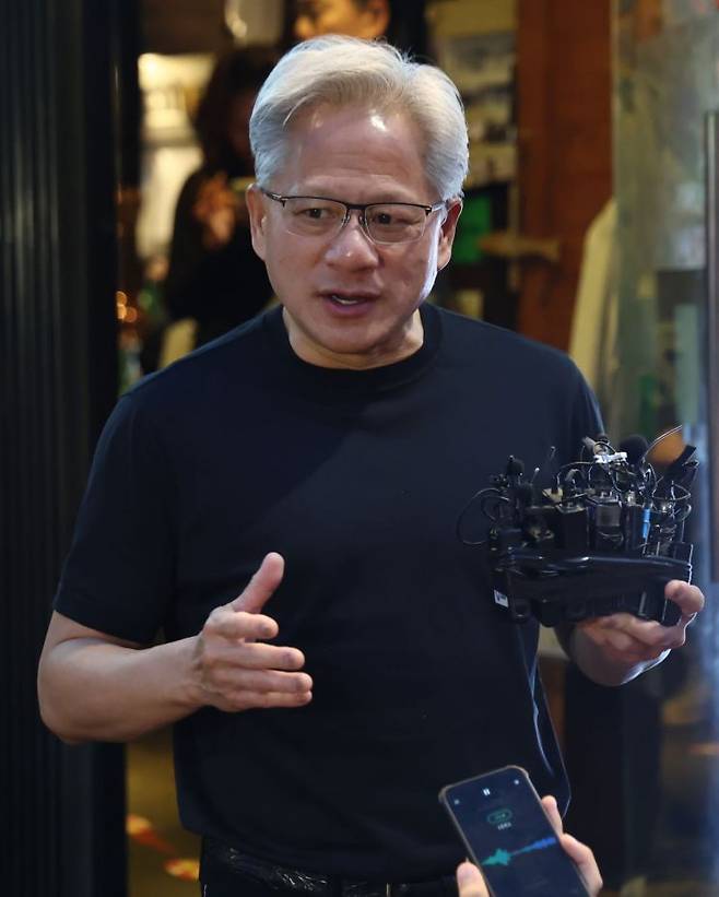 젠슨 황 엔비디아 최고경영자(CEO)가 5일 서울 마포구 홍대 인근 삼겹살 음식점 '형님 저요'에서 최태원 SK그룹 회장, 구광모 LG그룹 회장, 이해진 네이버 의장과 '삼소(삼겹살·소주) 회동’을 하며 취재진 질문에 답하고 있다. 연합뉴스.