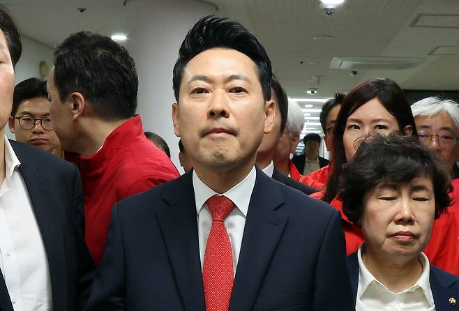 장동혁 국민의힘 대표가 4일 경기 과천 중앙선거관리위원회를 방문해 서울 송파구 등 일부 투표소에서 벌어진 투표용지 부족 사태와 관련해 항의하고 있다. /뉴스1