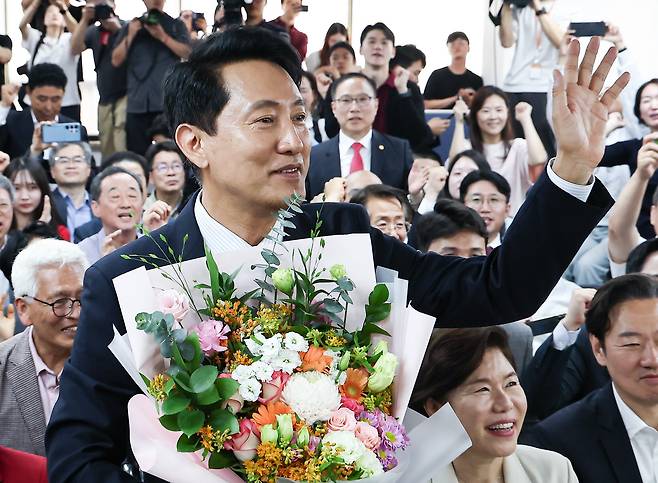 6·3 지방선거에서 당선된 오세훈 국민의힘 서울시장 후보가 4일 서울 종로구 선거사무소에서 꽃다발을 전달 받고 환호 하고 있다. /뉴스1