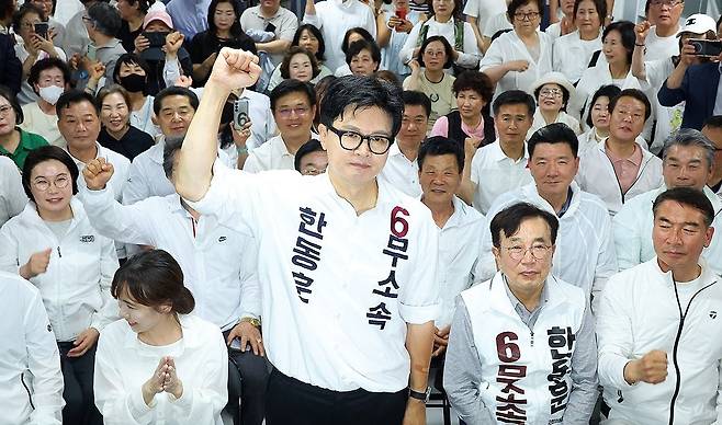 무소속 한동훈 부산 북갑 국회의원 당선인이 4일 부산 북구 선거사무소에서 당선이 확실시 되자 주먹을 불끈 쥐고 있다. 연합뉴스