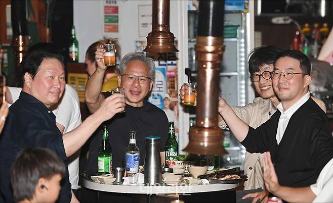 젠슨 황 엔비디아 최고경영자(CEO)가 5일 오후 서울 마포구 홍익대학교 인근의 삼겹살집에서 기업 총수들과 회동, 잔을 부딪치고 있다. 왼쪽부터 최태원 SK그룹 회장, 젠슨 황 CEO, 이해진 네이버 의장, 구광모 LG그룹 회장ⓒ데일리안 홍금표 기자