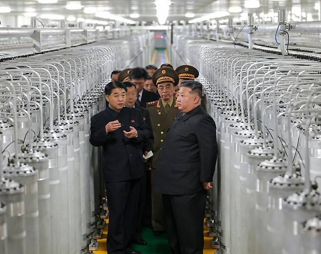 김정은 앞에 우라늄 핵폭탄 추정 도면 북한 김정은 국무위원장이 3일 우라늄 농축을 위한 원심 분리기로 가득한 공장을 둘러보고 있다. 노동신문은 이 시설을 ‘새로운 핵물질 생산 공장’이라고 칭하며 이 공장이 핵물질 생산 능력을 대폭 확대한 시설임을 시사했다. 노동신문 뉴스1