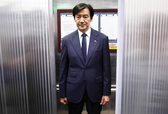 경기 평택을 국회의원 재선거에 출마한 조국혁신당 조국 후보가 4일 경기도 평택시 선거사무소에서 선거 패배를 인정한 후 캠프를 나서고 있다. 뉴시스